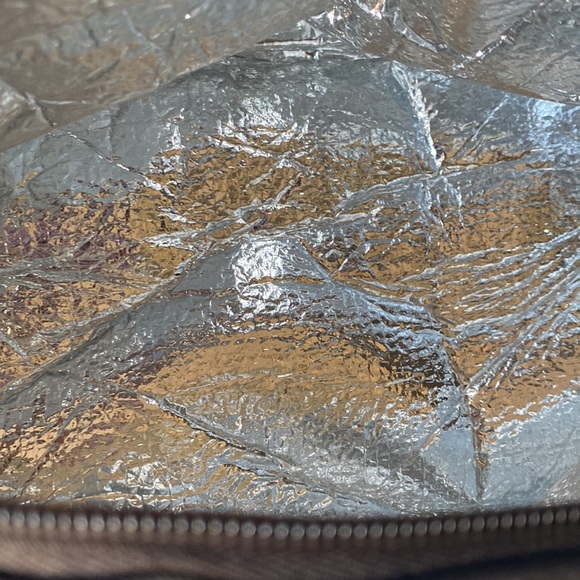 Lunch box with pink cancer ribbon pulls. - Picture 3 of 9